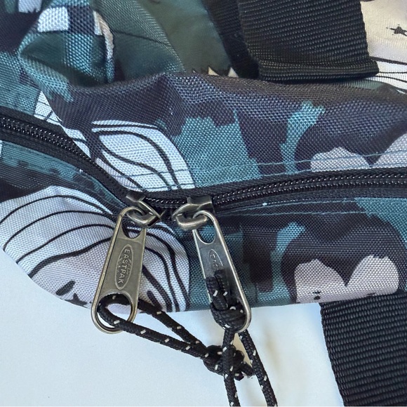 Rare Eastpak "Clam Bar" Skull & City Print Medium Duffel Bag Goth Retro Skeleton - Picture 9 of 10